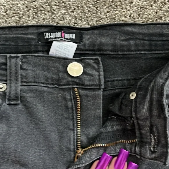 Distressed Jeans - Picture 3 of 6